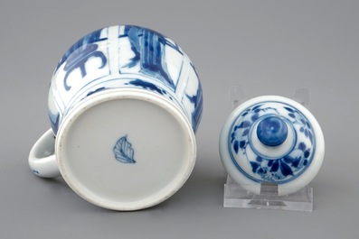 Een Chinees blauw-wit mosterdpotje met deksel, Kangxi